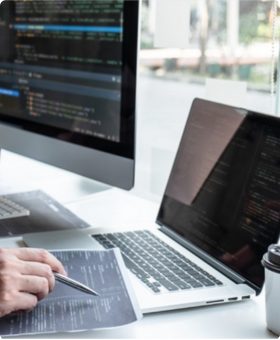 Equipo de trabajo colaborando en estrategias digitales y campañas políticas